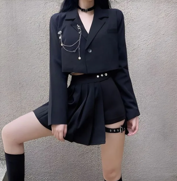 Jas wanita dengan detail lipit di bagian dada dan potongan cropped